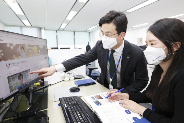 부산에 정착한 정래호(왼쪽) 한국자산관리공사 과장이 직원과 대화를 나누고 있다. 한국자산관리공사 제공