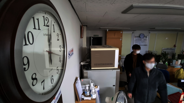 부산 중구 등이 점심시간 휴무제를 시작한 3일 중구 부평동 행정복지센터 공무원들이 점심시간이 되자 식사를 하러 가고 있다. 김종진 기자 kjj1761@