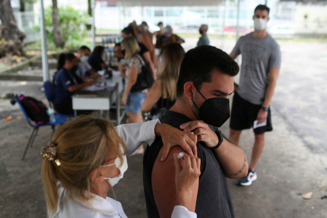 부스터 샷을 맞는 브라질 의료계 종사자. 로이터 연합뉴스