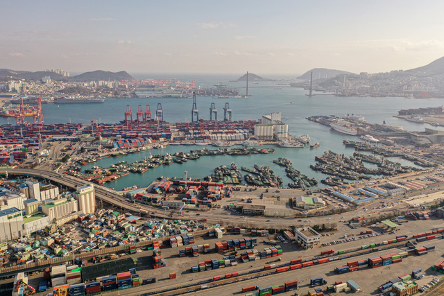 부산문화재단이 부산항 사람들의 이야기를 담은 총서를 발간했다. 사진은 부산항 북항 전경. 김종진 기자