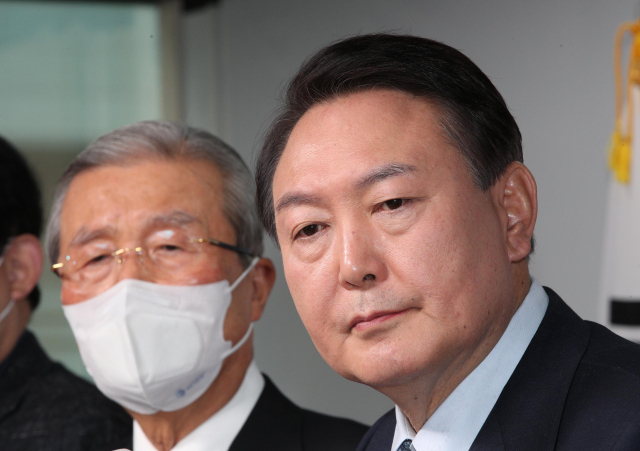 국민의힘 윤석열 대선 후보와 김종인 총괄선대위원장이 2일 오전 서울 영등포구 국민의힘 당사에서 '윤석열의 정부혁신-디지털플랫폼정부' 공약을 발표한 뒤 취재진의 질문을 듣고 있다. 연합뉴스