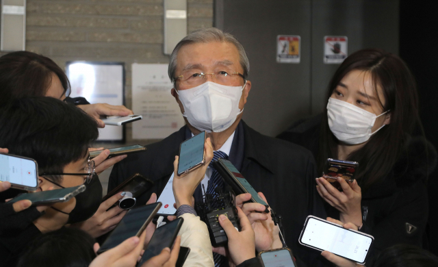 국민의힘 윤석열 대선 후보에게 사의를 표명한 김종인 총괄선대위원장이 3일 오후 서울 여의도 당사를 나서며 취재진 질문에 답하고 있다. 연합뉴스
