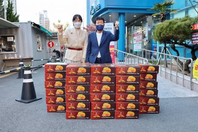 김영식세자녀출산지원재단, 해운대구 보건소에 성품 전달