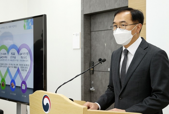 국세청 브리핑실에서 열린 부가가치세 신고·납부 관련 브리핑에서 최재봉 개인납세국장이 2021년 제2기 부가세 확정신고에 대해 설명하고 있다. 국세청 제공