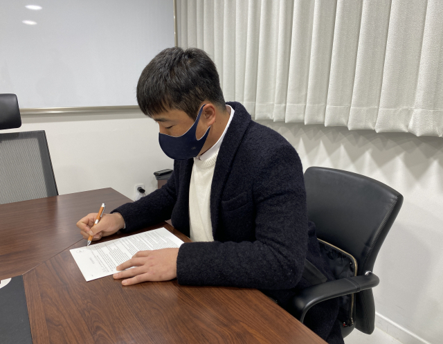 롯데 자이언츠 내야수 정훈이 5일 롯데 자이언츠와의 FA 계약서에 서명하고 있다. 롯데 자이언츠 제공