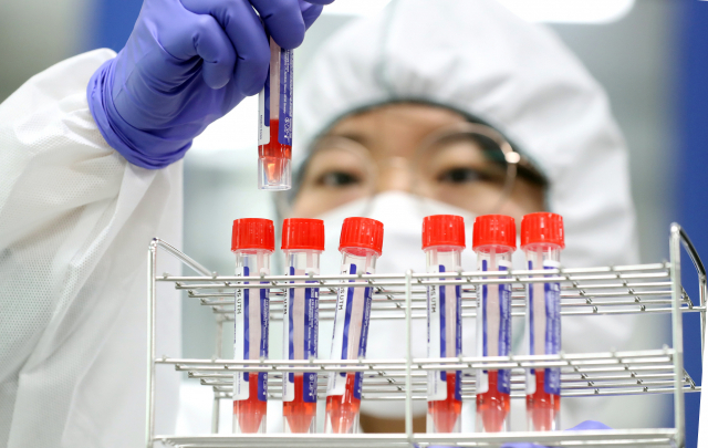 코로나19 변이 바이러스인 오미크론의 부산 내 지역감염이 처음 확인되고, 방역패스 논란까지 일면서 방역 정책의 근본적인 손질이 필요할 때가 됐다는 지적이 일고 있다. 세종보건환경연구원 보건연구사가 오미크론 변이 신속 PCR 분석을 하는 모습. 연합뉴스