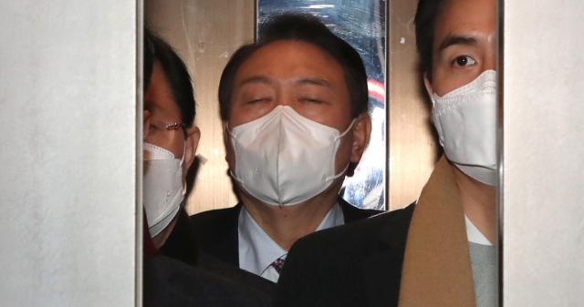 국민의힘 윤석열 대선 후보가 5일 외부일정을 마치고 서울 여의도 당사에 도착, 승강기에 타고 있다. 연합뉴스