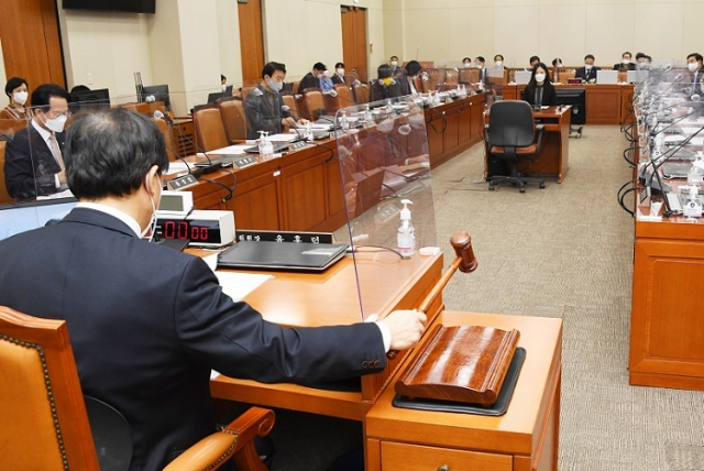 5일 국회에서 열린 기재위 전체회의에서 윤후덕 위원장이 공공기관의 운영에 관한 법률 일부개정법률안 등에 대한 안건을 상정하고 있다. 연합뉴스