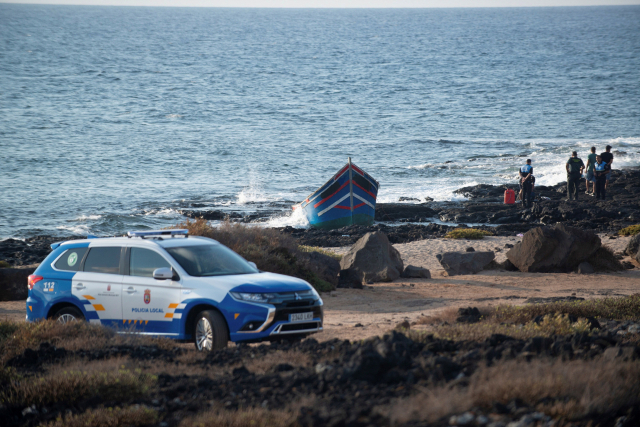 지난해 10월 카나리아 제도 해상을 표류하다 스페인 당국에 구조된 난민(위쪽)과 같은 달 카나리아 제도 해상에서 구조된 난민 보트. EPA연합뉴스