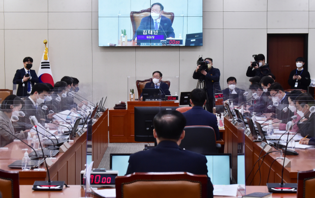 김태년 정개특위 위원장이 지난 4일 서울 여의도 국회 본관 401호에서 열린 국회 정치개혁 특별위원회 전체회의를 주재하고 있다. 연합뉴스