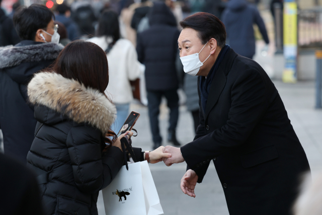 국민의힘 윤석열 대선 후보가 6일 오전 서울 여의도역 인근에서 시민과 인사를 나누고 있다. 연합뉴스