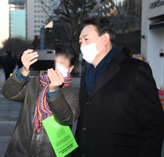 국민의힘 윤석열 대선후보가 6일 오전 서울시 영등포구 여의도 여의도역 5번 출구 앞에서 지지자와 기념촬영을 하고 있다. 연합뉴스