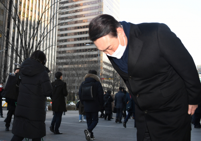 국민의힘 윤석열 대선후보가 6일 오전 서울시 영등포구 여의도 여의도역 5번 출구 앞에서 출근하는 시민들에게 인사하고 있다. 연합뉴스