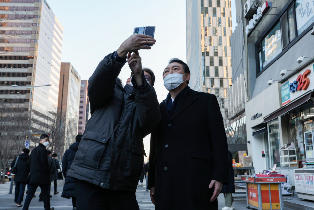 국민의힘 윤석열 대선 후보가 6일 오전 서울 여의도역 인근에서 지지자와 함께 기념촬영하고 있다. 연합뉴스