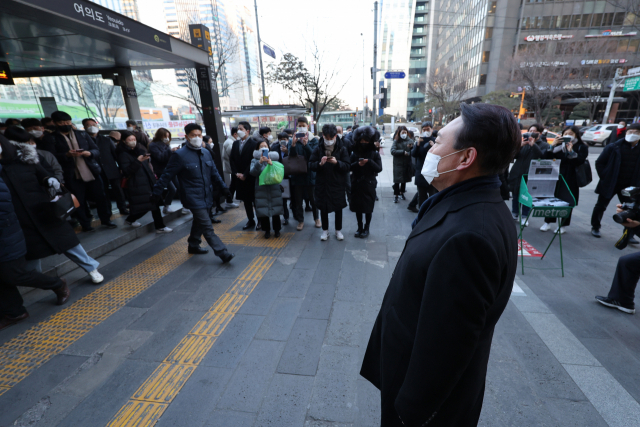 국민의힘 윤석열 대선 후보가 6일 오전 서울 여의도역 인근에서 시민들에게 새해 인사를 하고 있다. 연합뉴스