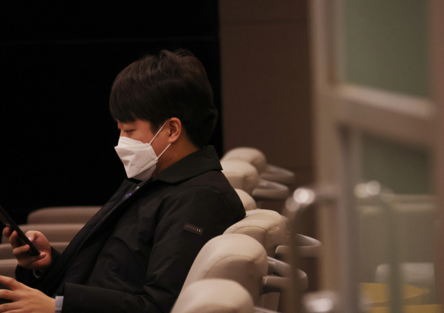 국민의힘 이준석 대표가 지난 4일 서울 중구 상의회관에서 열리는 2022년도 경제계 신년 인사회에 참석하기 위해 대기하고 있다. 연합뉴스