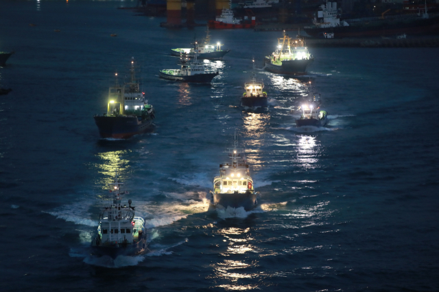 새해 첫 조업에 나선 대형 선망 어선 100여 척이 만선을 기원하며 부산공동어시장에서 출항하는 모습. 부산일보 DB