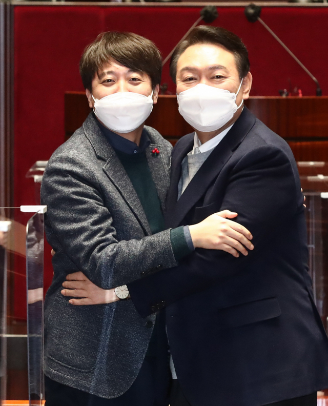 윤석열 대선 후보와 국민의힘 이준석 대표가 지난 6일 국회에서 열린 의원총회에서 포옹하고 있다. 연합뉴스