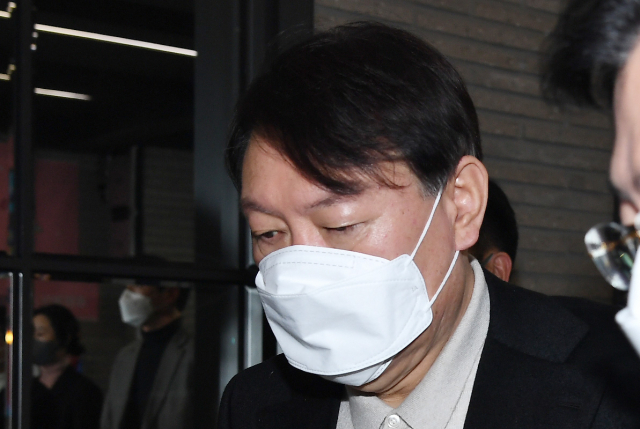 국민의힘 윤석열 대선 후보가 9일 서울 여의도 중앙당사로 들어서고 있다. 연합뉴스