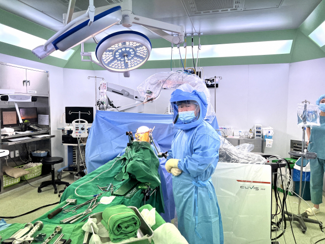 부산본병원 정형외과 한현민 원장이 인공관절 수술로봇 ‘큐비스 조인트’로 퇴행성 관절염 환자의 무릎 수술을 준비하고 있다. 부산본병원 제공