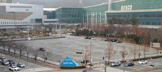 부산시가 강서구 대저동 연구개발특구에 전시컨벤션시설 부지를 마련하고도 해운대구 벡스코 야외 주차장에 제3전시장 건립을 계획해 동서균형개발 의지를 의심받고 있다. 벡스코 제1전시장 야외 주차장 전경. 정대현 기자 jhyun@