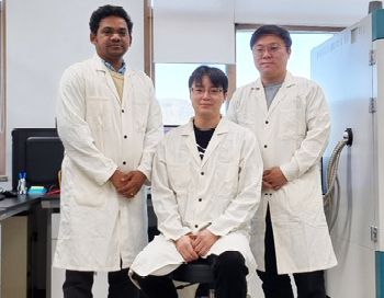 경상국립대 에너지공학과 정현영 교수 연구팀(체라얀 센틸 박사, 정현영 교수, 김선식 석사/ 왼쪽부터).경상국립대 제공