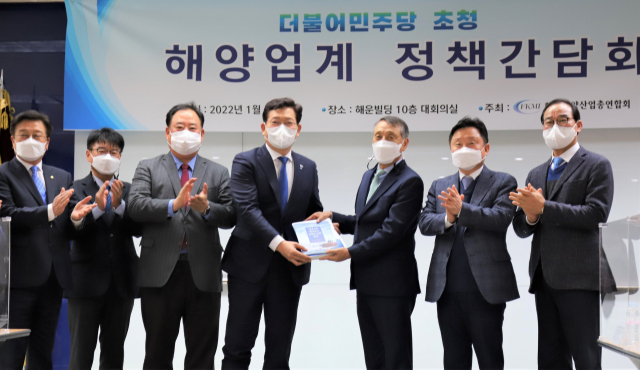 11일 서울 여의도 해운빌딩 10층 대회의실에서 열린 ‘해양분야 정책간담회’에서 1000인회 강무현 대표(왼쪽 5번째)가 민주당 송영길 상임선대위원장(왼쪽 4번째)에게 ‘세계3대 해양강국 실현을 위한 정책과제’를 전달하고 있다. 한해총 제공