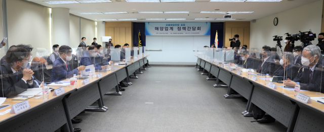 한국해양산업총연합회(한해총)를 비롯해 ‘해양수산관련 지식인 1000인모임(1000인회)’과 더불어민주당 중앙선거대책위원회는 11일 오후 서울 여의도 해운빌딩 10층 대회의실에서 해양분야 정책간담회를 개최했다. 한해총 제공