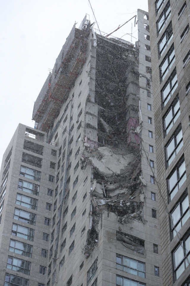 11일 오후 4시께 광주 서구 화정동에서 신축 공사 중인 고층아파트의 외벽이 무너져내렸다. 사진은 사고 현장의 모습. 연합뉴스
