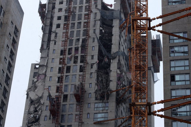 11일 오후 4시께 광주 서구 화정동에서 신축 공사 중인 고층아파트의 외벽이 무너져내렸다. 사진은 사고 현장의 모습. 연합뉴스