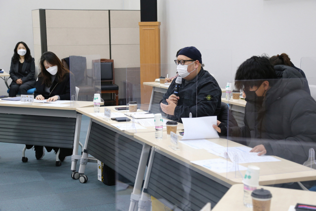 부산시의회와 부산시는 지난 11일 ‘영상산업 발전 방향 모색을 위한 지역 영상 제작자와의 정책 간담회’를 열었다. 부산시 제공