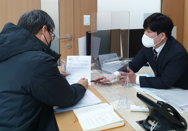 남태우(왼쪽) 기자가 국민연금공단 부산본부 강인균 과장으로부터 노후준비 설문 분석 결과에 대해 설명을 듣고 있다.
