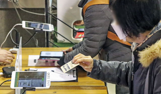 백화점과 대형마트 등 대규모 점포에 방역패스가 시행되는 10일 오전 부산의 한 대형마트를 찾은 시민들이 접종증명을 확인하고 있다. 오는 16일까지 계도기간으로 운영 후 17일부터 위반 때 과태료가 부과된다. 부산일보DB