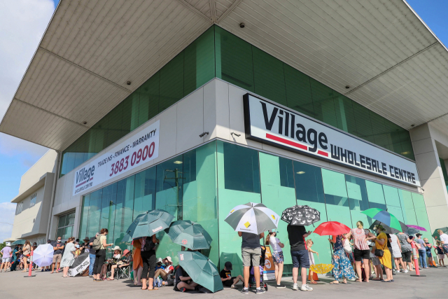 신종 코로나바이러스 감염증(코로나19)이 급속히 번지고 있는 호주 브리즈번의 백신 접종소 앞에 코로나19 백신을 맞기 위해 보호자와 함께 온 어린이들이 길게 줄지어 있다. 호주 정부는 지난 10일부터 5~11세 어린이에 대한 코로나19 백신접종을 시작했다. 연합뉴스