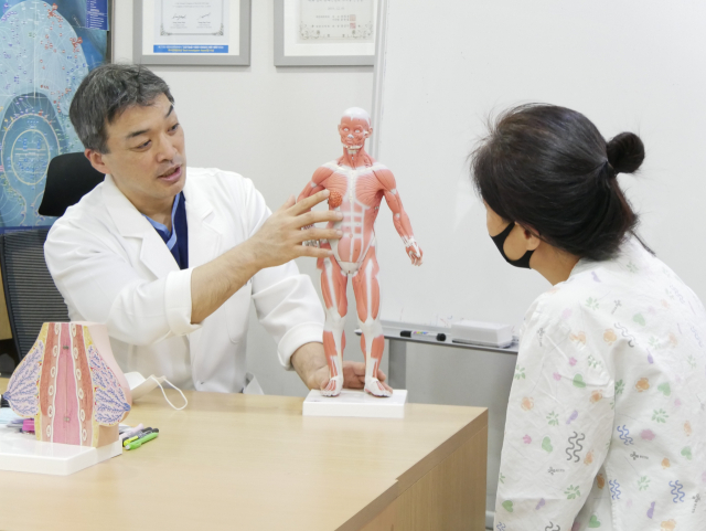 여타 암들과 달리 유방암의 발생률은 20년간 꾸준히 증가하고 있고, 발병 연령대도 낮아지는 추세다. 좋은문화병원 유방센터 유동원 소장이 내원 환자를 상담하고 있다. 좋은문화병원 제공