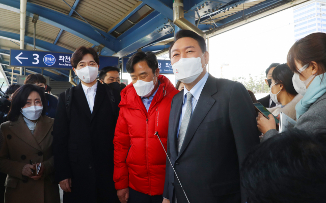 국민의힘 윤석열 대통령 후보가 15일 오후 부산 일정을 마치고 최근 개통한 동해선 광역전철을 타고 울산으로 이동하기 위해 기장군 일광역에서 열차를 기다리고 있다. 정종회 기자 jjh@