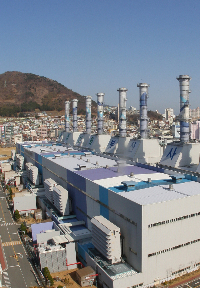 부산 사하구 감천동 부산복합화력발전소 전경. 이곳에 수소연료전지 발전소 건설이 추가로 추진된다. 부산일보DB