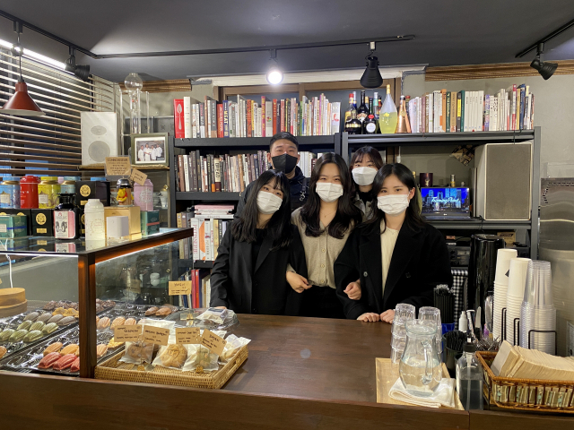 카페 ‘코노셔’의 김솔어(뒷줄 맨왼쪽) 대표와 ‘골목대장’ 팀. ‘골목대장’ 제공