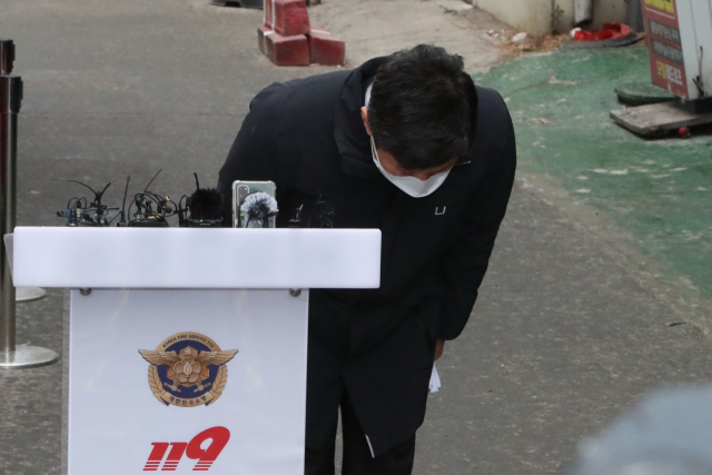 정몽규 HDC 회장이 17일 오후 광주 서구 화정아이파크 붕괴사고 현장을 찾아 입장문을 낭독하던 중 허리 숙여 사과하고 있다. 연합뉴스