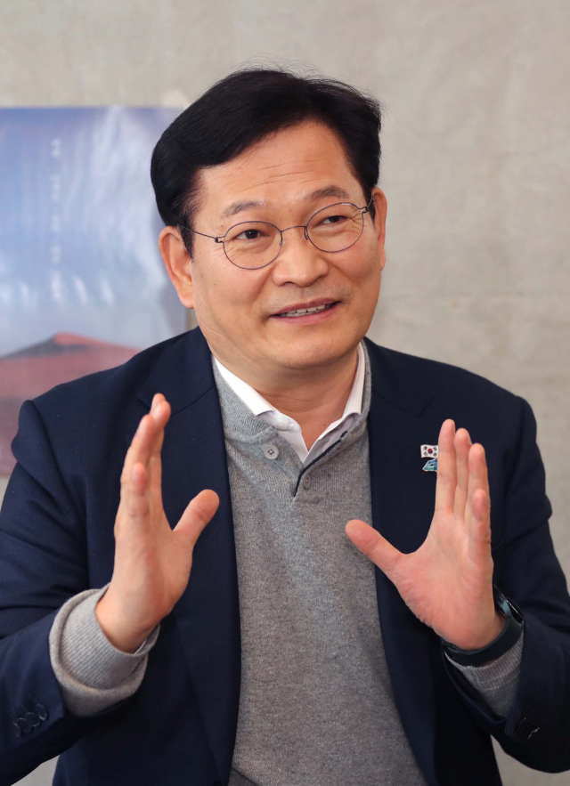 민주당 송영길 대표가 17일 <부산일보>와의 인터뷰에서 이재명 대선후보의 지지율이 설 이후 박스권을 돌파할 것이라고 내다봤다. 이재찬 기자 chan@