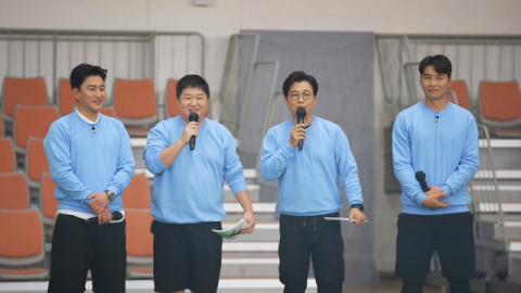 전 축구선수 안정환과 이동국, 방송인 김성주와 정형돈이 중계진으로 나선 JTBC 신년특집 ‘전설체전’. JTBC 제공