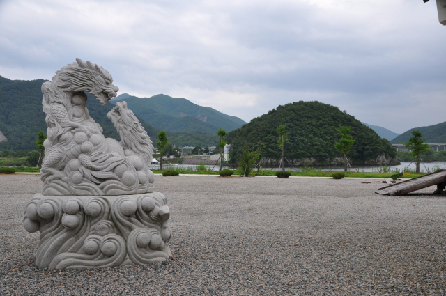 양산시 원동면 용당리 가야진사 앞에 세워진 용형상. 형상 뒤에는 낙동강이 흐르고 있다. 김태권 기자