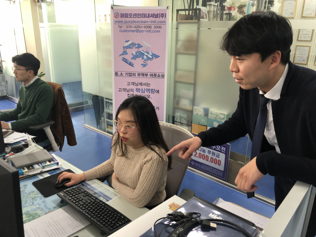 부산지역 국제물류업체인 퍼플오션인터내셔널(주)에서 인턴으로 일하며 성과를 내고 있는 동명대 베트남인 유학생 레칸린(가운데) 씨.