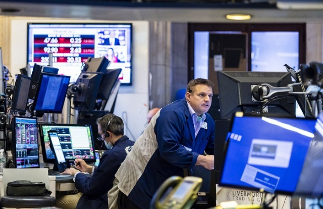 미국 뉴욕증권거래소에서 트레이더들이 분주하게 일하고 있다. 18일 뉴욕증시는 시장금리 상승으로 큰폭으로 떨어졌다. 연합뉴스