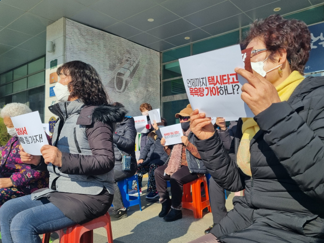 부산 남구 우암동 소막마을 주민과 남구주민대회 조직위원회 등 20명은 19일 오전 11시께 남구청 앞에 모여 소막마을 공공 목욕탕 건립을 요구했다. 손혜림 기자 hyerimsn@