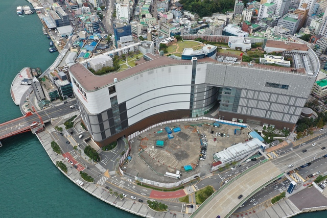 부산 중구 중앙동 롯데타워 건설 현장. 부산일보DB