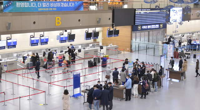 부산 강서구 김해공항 국제선 대합실. 부산일보DB