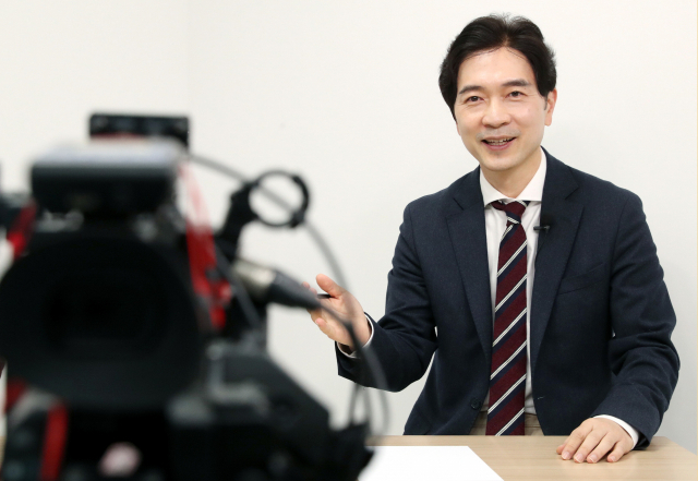 박성훈 전 부산시 경제부시장 지난해 2월 부산일보사 스튜디오에서 진행된 ‘매운맛 인터뷰’에서 사회자 질의에 답하고 있다. 부산일보DB