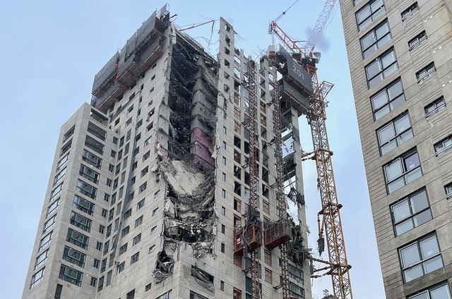 지난 11일 오후 광주 서구 화정동에서 신축 중인 현대아이파크 고층 아파트의 구조물이 무너져내렸다. 사진은 사고 직후 현장의 모습. 연합뉴스