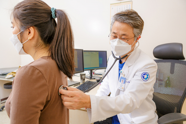 흡연, 음주, 폭식 등 나쁜 건강 습관은 우리 몸의 면역 기능을 떨어뜨려 코로나19 감염에 취약하게 만들고 중증으로 이어질 위험도도 높이는 만큼 새해에는 개선 노력이 필요하다. 동아대병원 가정의학과 한성호 교수가 환자를 진료하고 있다. 동아대병원 제공